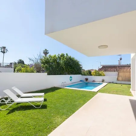 Villa Espectacular Con Piscina En *